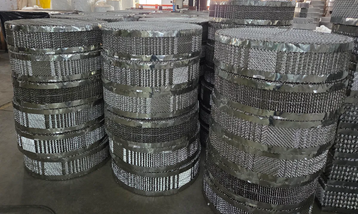 Structured packing modules arranged in stacks.