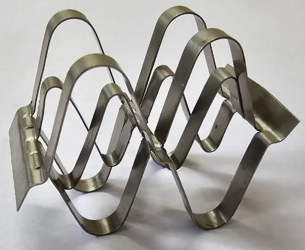 E-SR metal random packing with staggered sinusoidal waves