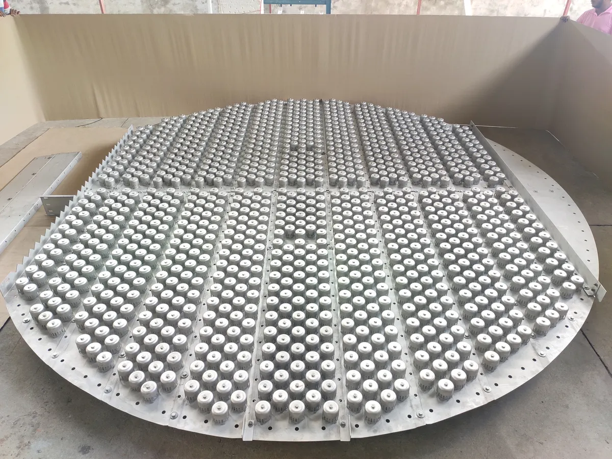 Bubble-cap tray assembly showing the deck sections and cap arrangement.