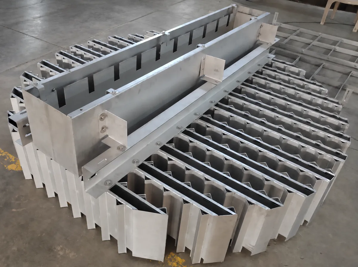Column-internals assembly with liquid-distribution channels.